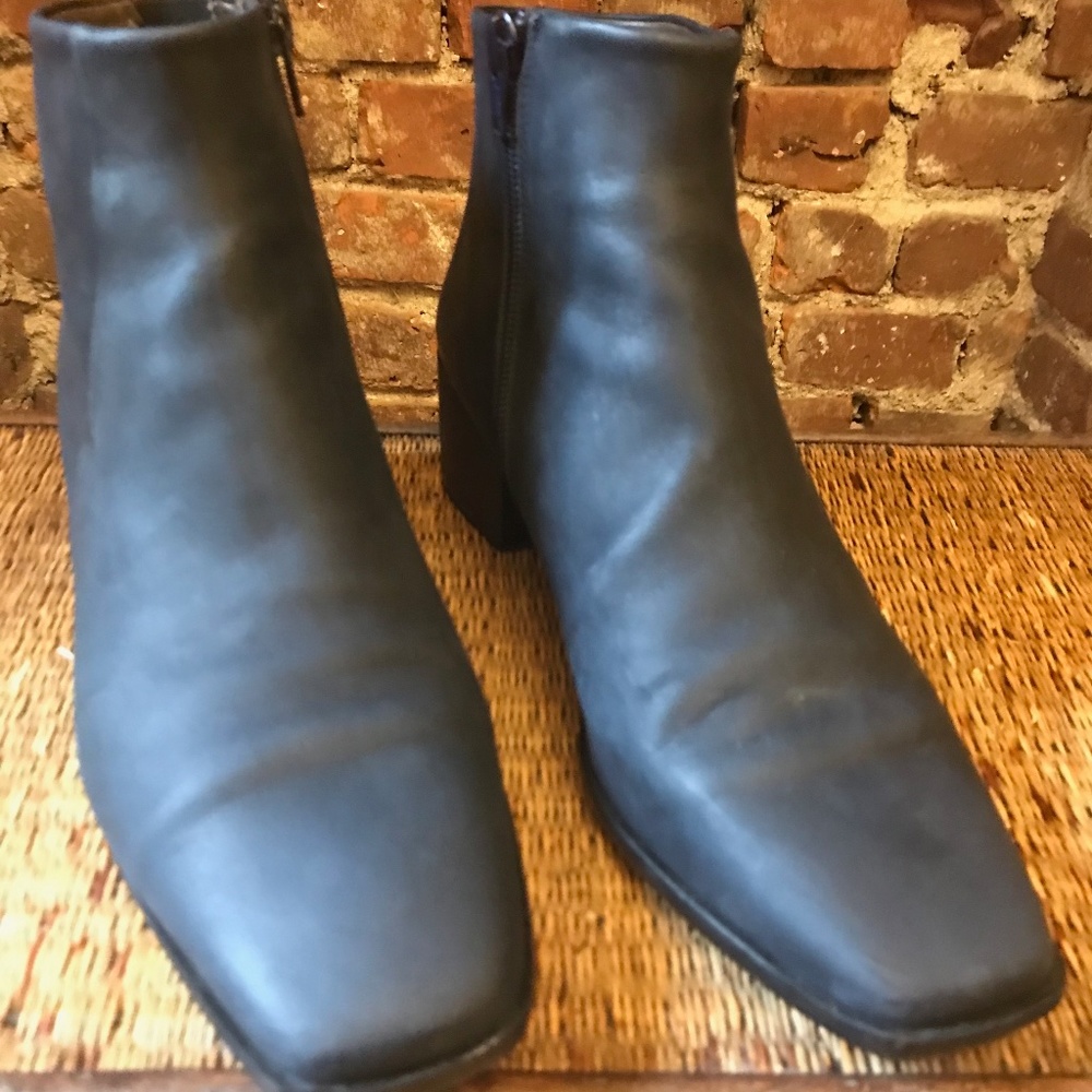 Coclico coal black leather bootie, Euro size 39